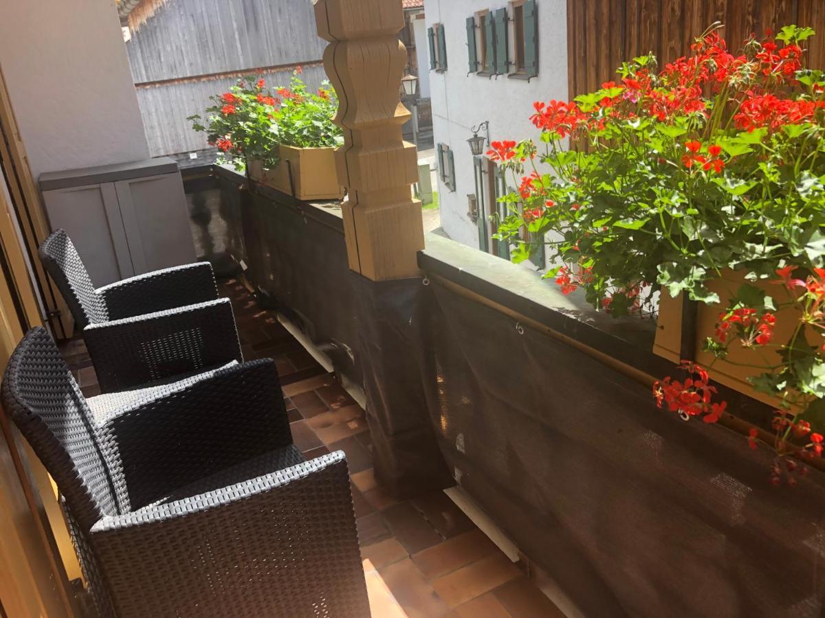 Gaestehaus U Ferienwohnungen Veronika Incl Fruehstuecksbuffet Und Koenigscard Mit 200 Kostenlosen Attraktionen Unterammergau Eksteriør billede