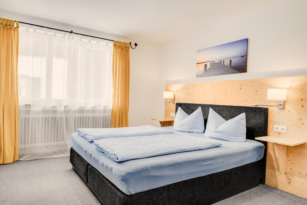 Gaestehaus U Ferienwohnungen Veronika Incl Fruehstuecksbuffet Und Koenigscard Mit 200 Kostenlosen Attraktionen Unterammergau Eksteriør billede