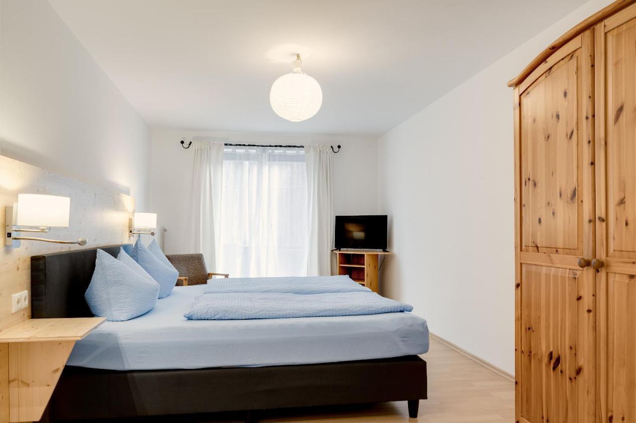 Gaestehaus U Ferienwohnungen Veronika Incl Fruehstuecksbuffet Und Koenigscard Mit 200 Kostenlosen Attraktionen Unterammergau Eksteriør billede
