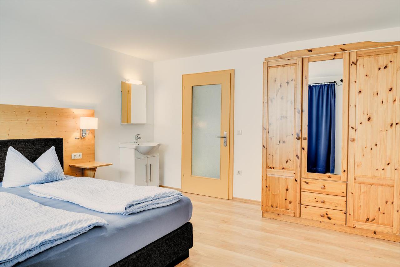 Gaestehaus U Ferienwohnungen Veronika Incl Fruehstuecksbuffet Und Koenigscard Mit 200 Kostenlosen Attraktionen Unterammergau Eksteriør billede