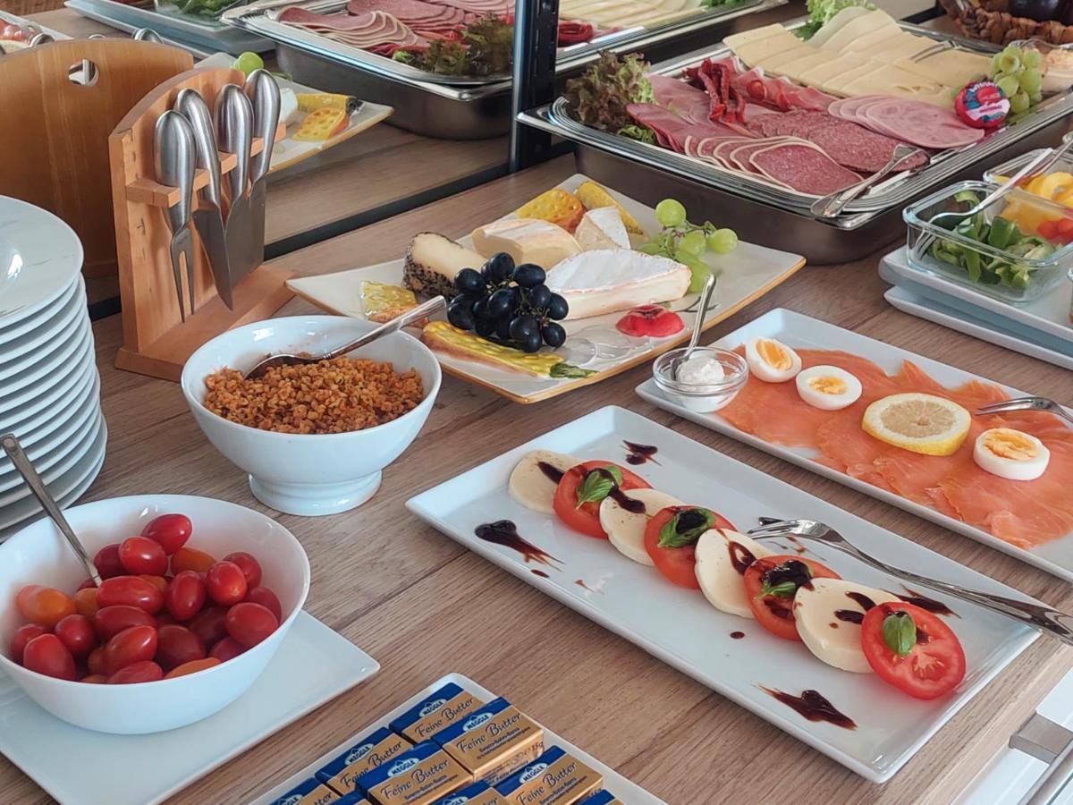Gaestehaus U Ferienwohnungen Veronika Incl Fruehstuecksbuffet Und Koenigscard Mit 200 Kostenlosen Attraktionen Unterammergau Eksteriør billede