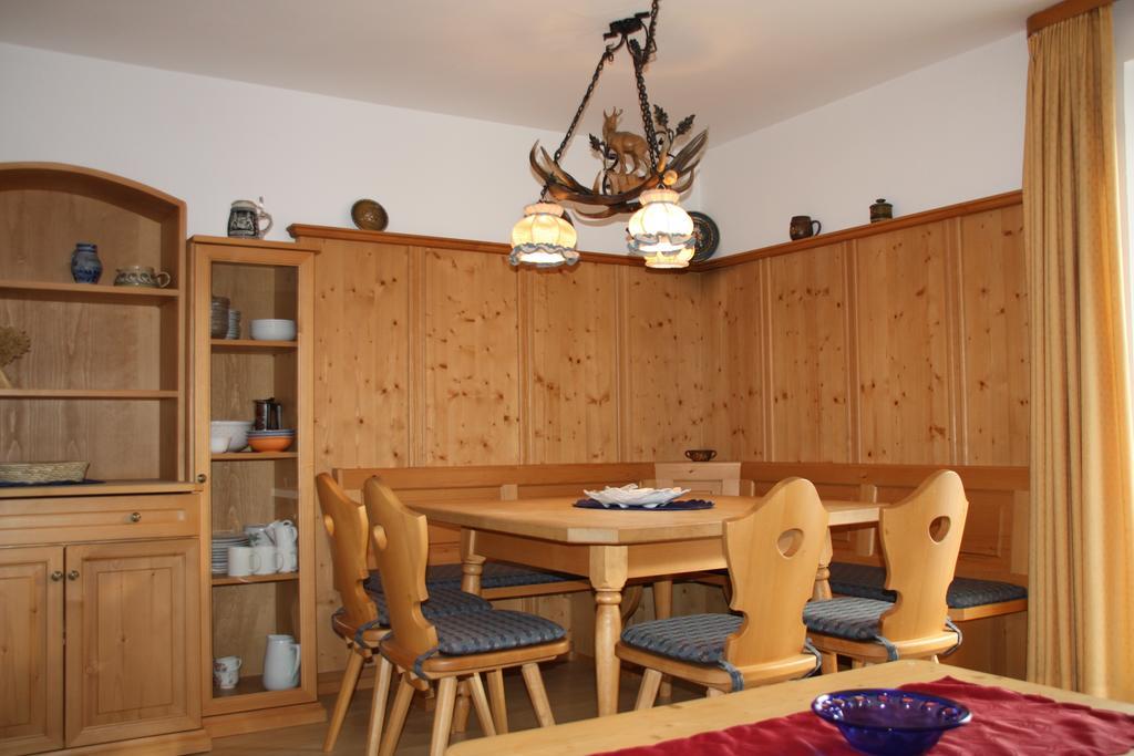 Gaestehaus U Ferienwohnungen Veronika Incl Fruehstuecksbuffet Und Koenigscard Mit 200 Kostenlosen Attraktionen Unterammergau Værelse billede
