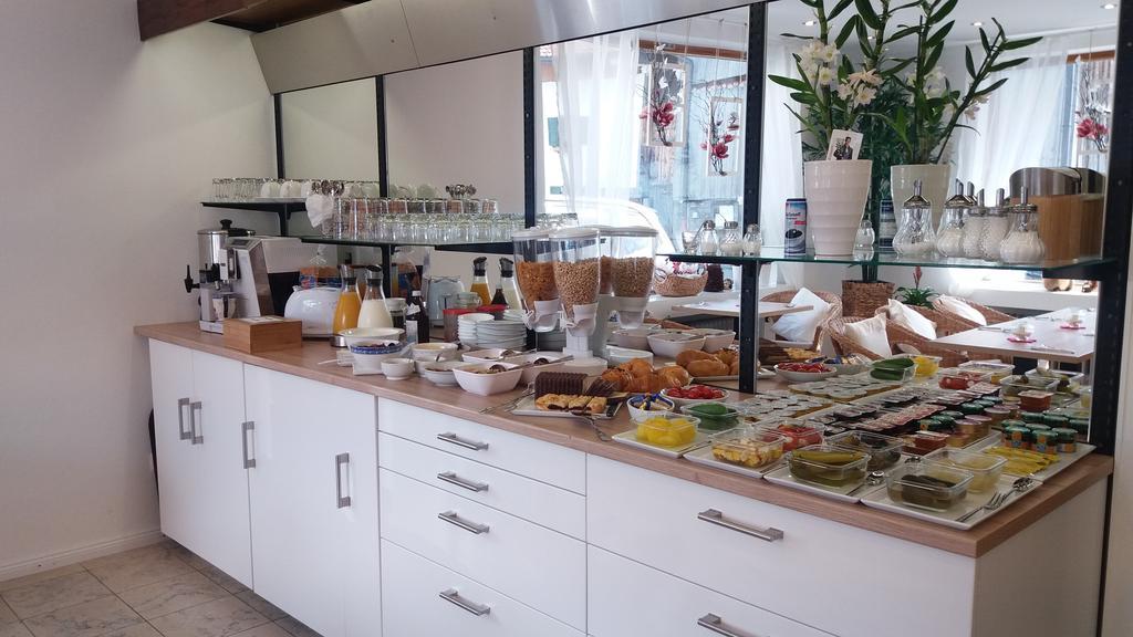 Gaestehaus U Ferienwohnungen Veronika Incl Fruehstuecksbuffet Und Koenigscard Mit 200 Kostenlosen Attraktionen Unterammergau Eksteriør billede